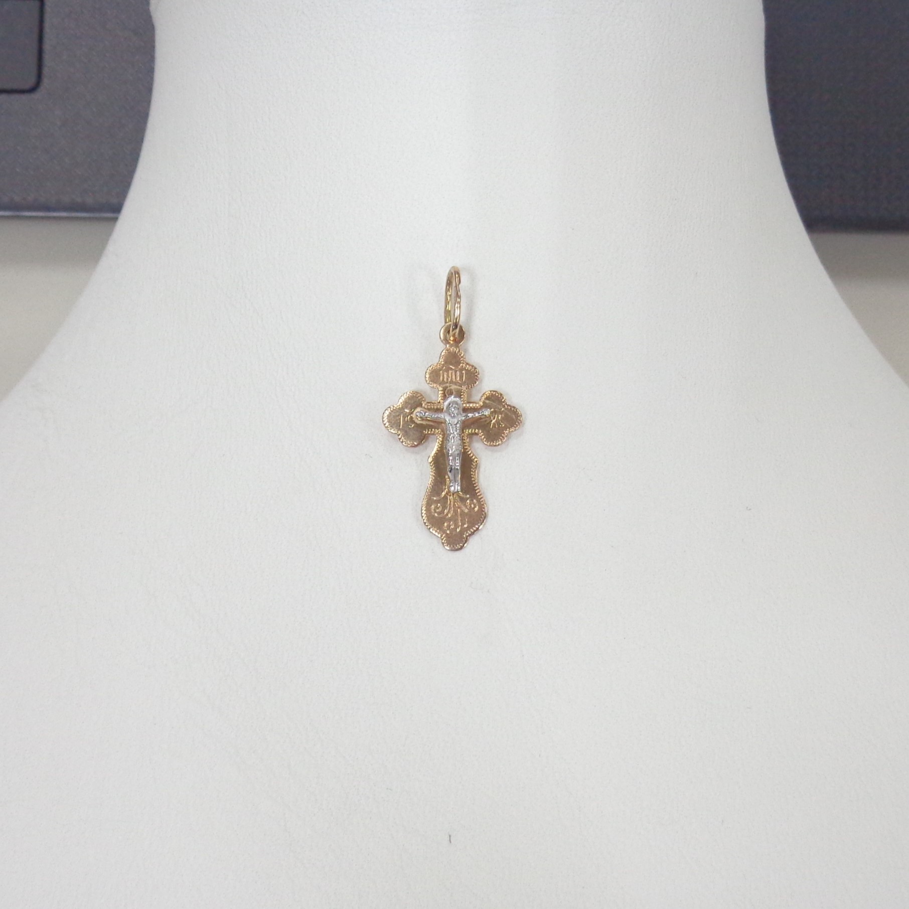 Подвеска-крест из комбинированного золота